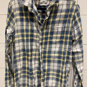 Zara man skjorta XL - Märke: Zara Man Storlek: XL Modell: Slim Fit Färg: Blå, Gul  Material: 100% Bomull  I mycket bra skick, inga tecken på slitage! Frakt 55kr  Samfraktar givetvis