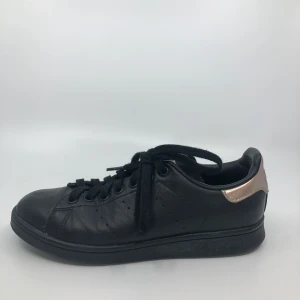 Adidas Stan Smith - Svarta adidas i storlek 39