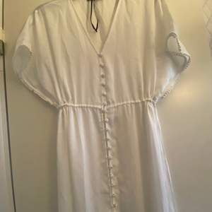 Enkel vit klänning perfekt för sommar och höst tider.     Längd: 157 cm