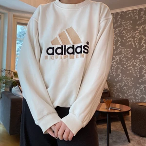 Adidas sweatshirt! - Super fin adidas sweatshirt! Färgen är mest korrekt vid bild 3, lite beige, små gula toner! Sitter bra på mig som är en M! Enda defekten är vid slutet av ärmen se på bild 3!