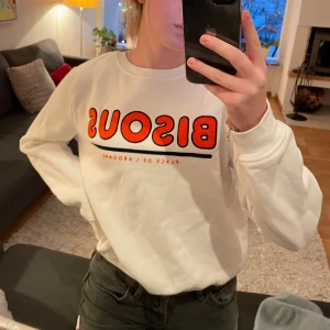 Skön tröja - Skön sweatshirt från H&M. Använd fåtal gånger. Köparen står för frakt😊