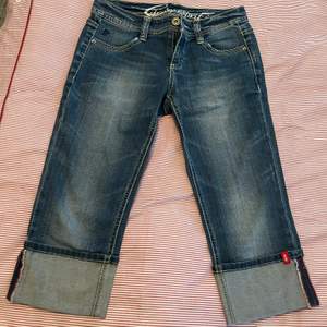 Jeans som är kortare i modellen, storlek 24