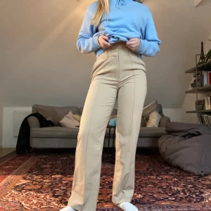 Beige kostymbyxor  - Beige kostymbyxor. Aldrig använt. Sitter för tajt för min smak vid låren. Slits bak vid hälarna. Riktigt snygga. ✨✨