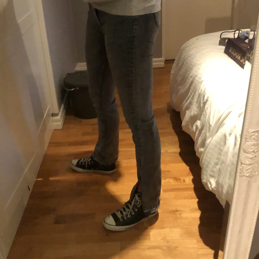 Säljer mina raka gråa  Jeans från zara med slits. Har sprättat dom för att få lite mer längd och detalj⚡️ Jag är 176cm...Använder ej längre:( ord pris. 400kr. Jeans & Byxor.