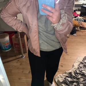 Rosa bomberjacka  - Rosa super skön bomberjacka med blommigt mönster inuti.