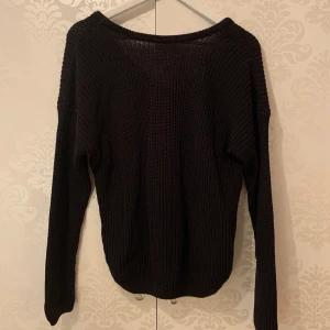 svart stickad  - köpt på nakd. går att bäras åt båda håll! köparen står för frakten :)