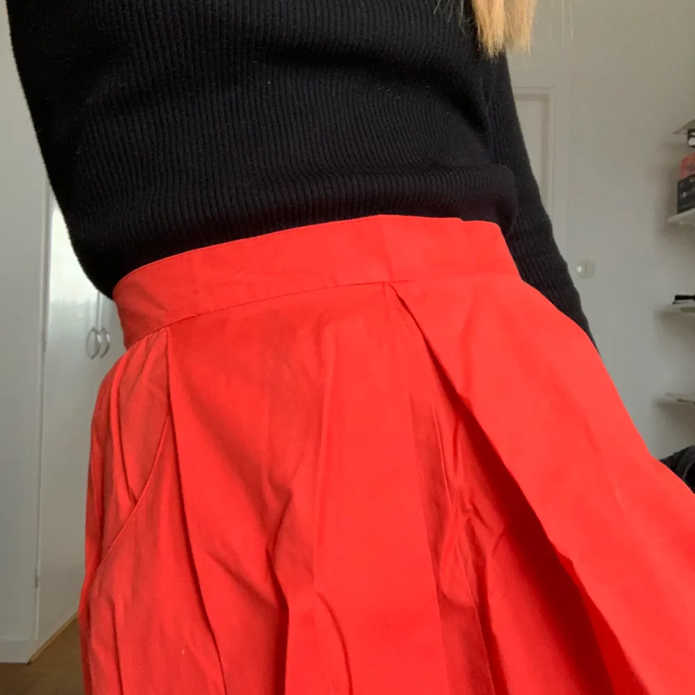Superdrömmig vintage-kjol i knallröd färg! Min mormors gamla! Tyvärr alldeles för stor för mig, fick dra in den på bilderna! St 38-40!. Kjolar.