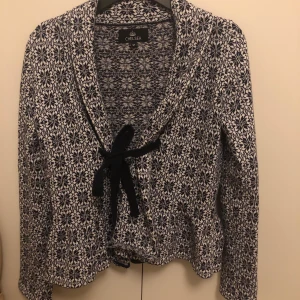 Chelsea kofta - Hej! Säljer denna fina kofta från Chelsea använd Max 1-2 gånger. Säljer den då den aldrig kommer till användning. Helt perfekt skick. Det står att det är storlek M men skulle säga den är som en XS faktiskt. Köparen står för frakten:)