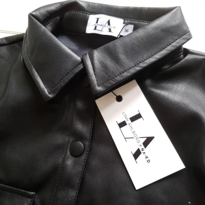 PU skjorta - Säljer denna snygga skjorta ifrån Linn Ahlborgs kollektion med nakd. (Lånad bild) helt oanvänd med lappar kvar. Köparen står för frakt 