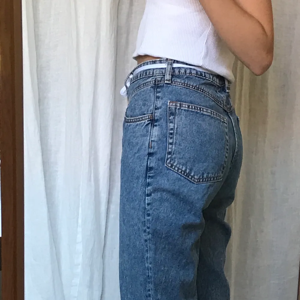 Ett nästan helt oanvänt par stentvättade momjeans från H&M/divided. Väldigt bekväma men har som sagt knappt använt dem.       köparen betalar frakt vilket för de här byxorna är 72kr:))<3. Jeans & Byxor.