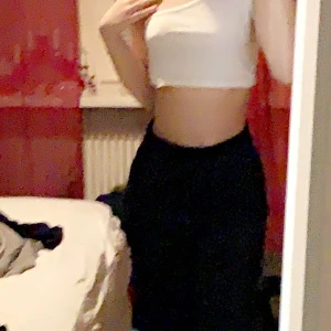 Två enarmade linnen från bohoo. - Skit snygga linnes som tyvärr aldrog har kommit till användning. Båda är i storlek 36 och i nyskick. Säljer båda för 50kr eller 30kr styck. Frakten är inkluderad i priset💗.      (Kolla gärna in min profil säljer flera olika jeans och snygga tröjor)