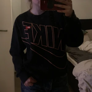 Nike tröja - Trendig Nike tröja vintage, snygg och oversize