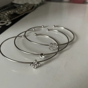 Armband  - Säljer dessa armband då dom inte kommit till användning. Jättefina men sitter löst på mig, då jag har väldigt smala handleder. Aldrig använda men är något år gammla. Alla för 15kr eller 5kr styck. Du står för frakten!