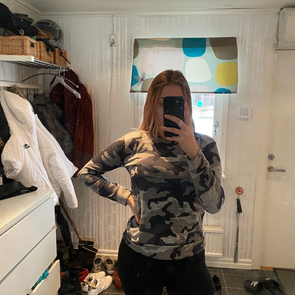 Säljer denna sweatshirt från Madlady i storlek M. Jag är 176cm lång. Säljer den för 75kr. Köparen står för frakten.. Tröjor & Koftor.