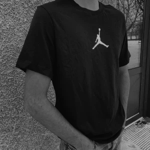Jordan T-shirt - Helt ny svart T-shirt med Jordan tryck på köpt på zalando. Även lapparna är kvar, säljs pga ångrat köp.