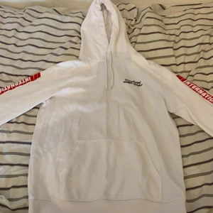 Vit oversized hoodie i storlek M! - Säljer en knappt använd hoodie från H&M. Den är så skön och är perfekt oversized! Har endast provat den men aldrig använt påriktigt :) 