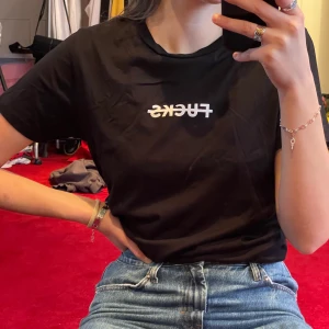 T-shirt från Mia Skäringers show - Jag säljer nu min t-shirt som är köpt på Mia Skäringers show ”no more fucks to give”. Coolt tryck på både fram och baksida av tröjan! Startpris 50kr, buda i kommentarerna.