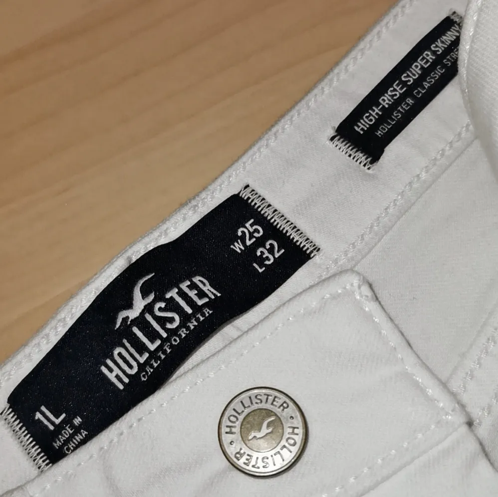 Superbra skick, köpta på hollister, säljer för att de inte passar och endast använts 5 gånger. Bud från 250kr, ökar med 25kr❤️. Jeans & Byxor.