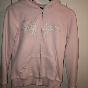 Äkta hilfiger  - Säljer då den inte riktigt passade som jag ville, sjukt mysig och fin färg❣️ priset är inkl frakt😊