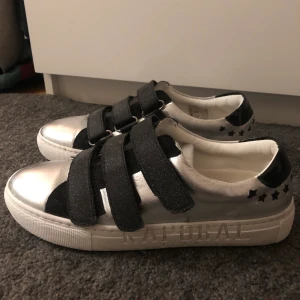 Silver sneakers - Silver/glittriga sneakers som är supersnygga!! Använda två gånger, så knappt använda! ☺️