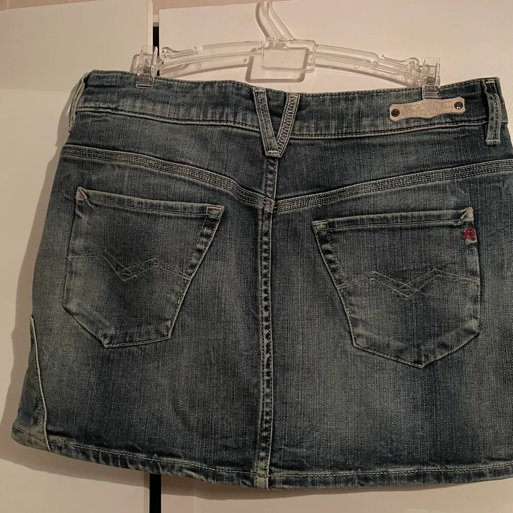 Jätte söt jeans kjol med ett litet mönste på sidan. Säljer för att den inte används då den är för kort för mig. Använd 2 gånger. . Kjolar.