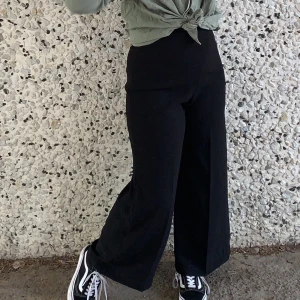 svarta kostymbyxor med vida ben - säljer dessa vida kostymbyxor från zara då de ej används längre. ett par gamla favoriter som sitter supersnyggt, uppsprettade längst ner! 💓