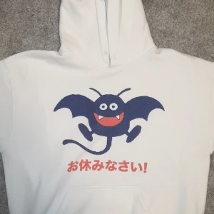 Vit hoodie från kikillo, strl medium - En vit tröja från kikillo. Köpt här på plick. Något urtvättad. Passar medium och small!!!