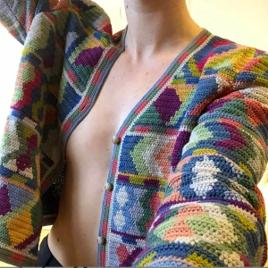 Unik kofta  - Köpt dyrt på depop förra veckan men inte min stil så får sälja. Vintage plagg I utmärkt skick och jättebra kvalite. Handgjord och gullig att bära själv eller med linne! Frakt kostar 63kr och startpris 300 men buda gärna ifall mer är intresserade. Oversize och skulle passa upp till M!