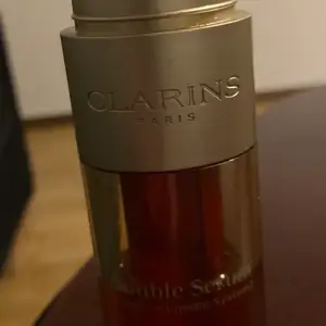 Jag säljer Clarins serum eftersom det inte passade min ålder och jag tyckte inte om det på min hud och jag använde nästan halva flaskan.