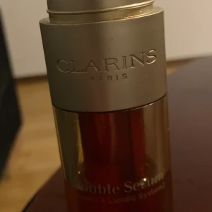 Hudvård  - Jag säljer Clarins serum eftersom det inte passade min ålder och jag tyckte inte om det på min hud och jag använde nästan halva flaskan.