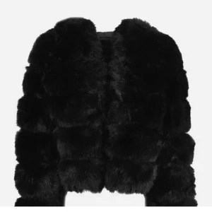 Jacka - Faux fur jacka från Veraldo med luva i konstgjord päls. Helt oanvänd så i mycket fint skick. Nypris 1100kr 