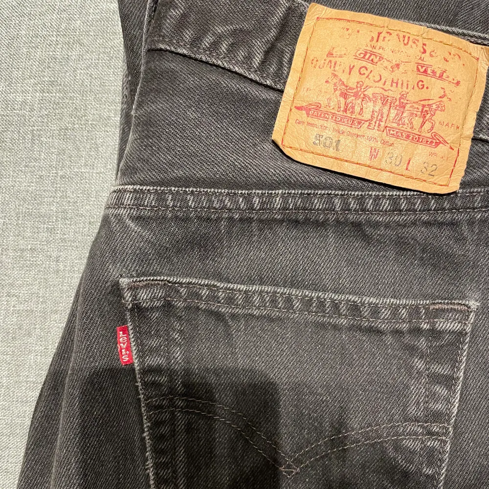 svarta/stentvättade levis jeans i modell 501. Köpta här på plick och är i bra skick, de säljs för att de är för små för mig. storlek 30 i waist och 32 i length. jag är drygt 160 för jämföra längden på byxorna 💞💞. Jeans & Byxor.