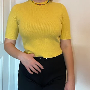 Tröja - Söt gul tröja. Passar XS-M. 