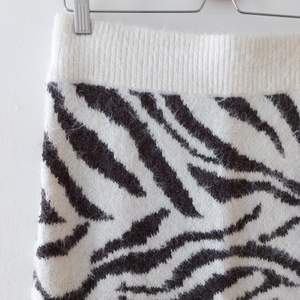 Zebra mönstrad lång kjol i ullmix från H&Ms kollektion med Pringle of Scotland anvönd 2 gånger. Super varm!