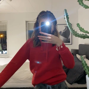 Hoodie - Röd hoodie i strl XS från Gina ❤️❤️