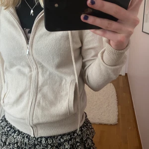Kashmirkofta - Superfin kofta i Kashmir från soft goat 💘💖💕 Har ett litet hål längst ut på ena armen som jag sytt igen. Storlek S. Nypris ung 2000. 