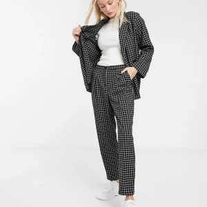 Rutiga byxor från monki strl 34 - Rutiga sköna byxor från monki i strl 34. Skriv i kommentarerna vid intresse