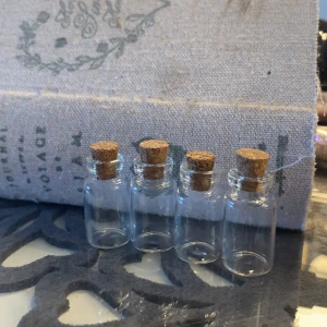 Mini ”flaskor” - Små glasflaskor med trälock, finns fler om man vill ha. Kan användas till vad som helst! 