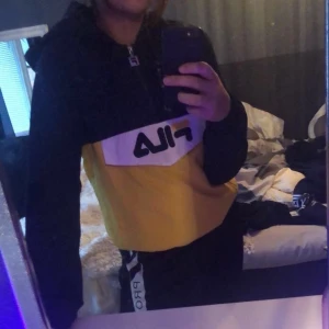 Vintage Fila jacka/hoodie - Jag vill sälja då den inte kommer till andvändning, knappt andvänd och i toppskick. I herr storlek XS och passar på mig som normalt har dam s/m. Priset kan såklart diskuteras, skriv gärna privat ist för i kommentarerna🥰 ord pris 1 199kr. (Vind tålig)😋