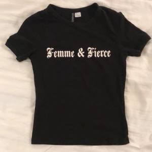 T-shirt  - Svart kortare t-shirt med tryck på. Stechigt och skönt material, mycket gott skick! Skriv privat för mer info 💗