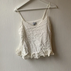 Linne  - Ett vitt linne som är använt 2 gånger. Ordinarepris 100kr säljes för 20kr +frakt. Storlek S