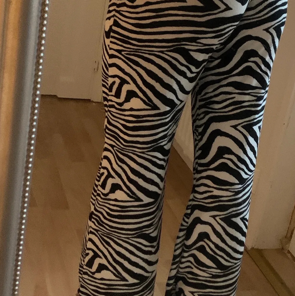 Supercoola och sköna byxor i zebramönster!!😍❤️. Jeans & Byxor.