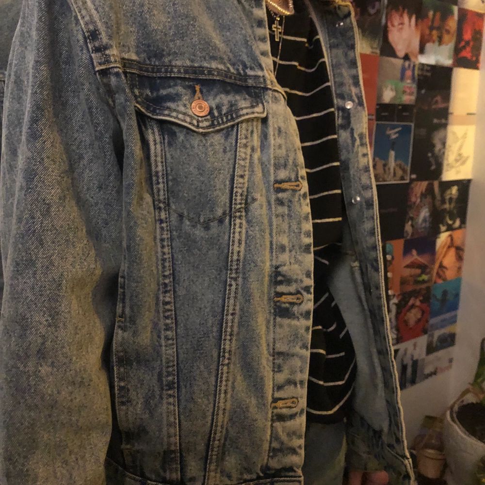 Nästintill oanvänd jeansjacka från Vero Moda. Använd en gång, superskick! Rejält jeansmaterial✨ Sitter oversized på en S. . Jackor.