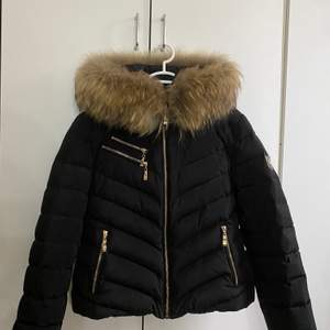 Äkta hollies pälsjacka i modellen Chatel, använd under en vinter och är som i ny skick!🤩 Storleken är i 40 men skulle ändå säga att den även passar en med storleken S. Ny pris 3499kr och mitt pris 800 +frakt.(om många blir intresserade blir det budgivning