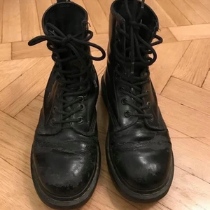 Dr.Martens, 37 - Ett par Dr.Martens av den ”klassiska” modellen 1460 som är använda med en del sprickor i färgen i lädret samt ett litet hål/spricka jag tänkt limma, men köpte istället nya. Ett par lösa öljetter jag tänkt göra detsamma med. Annars i fint skick o h har mycket kvar att ge!  290:- inkl frakt eller mötas i Stockholm billigare! ✨❄️✨  Martin kängor boots martens drmartins drmartens vinterskor stövlar stövletter skor läder skinn vinter 