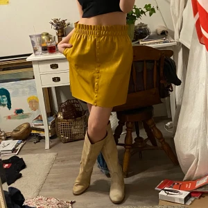 Senapsgul kjol - Har aldrig använt förut. Jätte skön senapsgul kjol från Zara, sitter snyggt över höfterna. Tyget liknar faux läder.