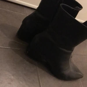 Skor  - Svarta fina skor med klack 