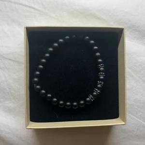 Armband - Nu säljer jag detta handgjorda armband. Tråden är elastisk så går att stretcha ut ganska mycket. 25 kr + frakt 💕💕Vill du designa ditt egna armband så är det bara att kontakta mig i pm och så kan vi komma överens om något☺️