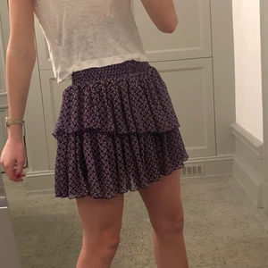 Lila Maje Kjol - En otroligt fin kjol från Maje i toppen kvalite! Fint mönster som är lätt att matcha och funkar både barbent och med strumpbyxor!!