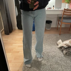 Zara full length 90s jeans - Säljer mina fina zarajeans som är slutsålda!!!💋De kommer tyvärr inte till tillräckligt mycket användning för mig, endast därför jag säljer. De är i perfekt skick och ej avklippta! Skriv för frågor osv☺️☺️Pris kan diskuteras men budning om fler är intresserade! 
